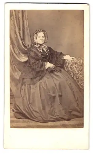Fotografie F. Halm, Constanz, ältere Dame im schwarzen Reifrockkleid mit Haube