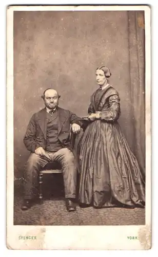 Fotografie T. Spencer, York, älteres englisches Paar im seidenen Kleid und im Anzug