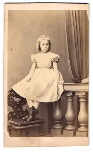 Fotografie unbekannter Fotograf und Ort, Portrait junges blondes Mädchen im karierten Kleid