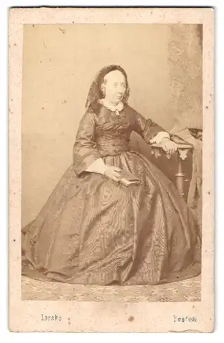 Fotografie Licsko J., Pesten, Portrait ältere Dame im glänzenden Kleid mit Haube