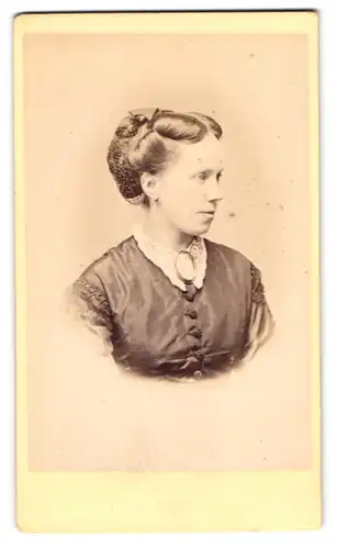Fotografie A. Tronel, Schaffhouse, junge Frau im seidenen Kleid mit Brosche und Haarnetz