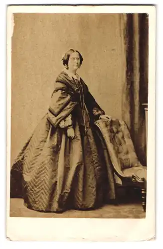 Fotografie C. R. Pottinger, Cheltenham, englische Dame im gemusterten Reifrockkleid mit Halskette
