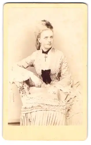 Fotografie Fr. Haarstick, Düsseldorf, junge Dame im schicken Spitzenkleid mit toupierten Haaren