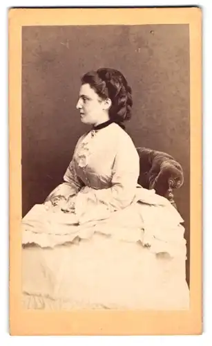 Fotografie F. Brandseph, Stuttgart, Portrait junge Frau im hellen Kleid mit geflochtenen Haaren
