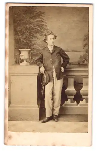 Fotografie London School of Photogr., London, Portrait junger Knabe im Anzug mit Baskenmütze