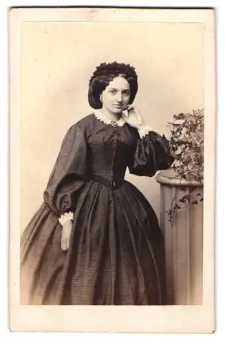 Fotografie Wolf, Neustrelitz, Portrait junge Dame im schwarzen karierten Kleid mit Spitzenkragen