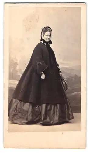 Fotografie L. Wagner, Carlsruhe, Portrait Dame im seidenen Reifrockkleid mit Übermantel und Haube