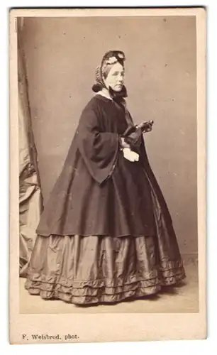 Fotografie F. Weisbrod, Frankfurt / Main, ältere Dame im dunklen Kleid mit Übermantel und Haube, Lederhandschuhe