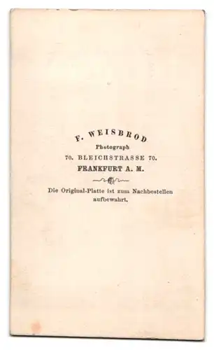 Fotografie F. Weisbrod, Frankfurt / Main, ältere Dame im dunklen Kleid mit Übermantel und Haube, Lederhandschuhe