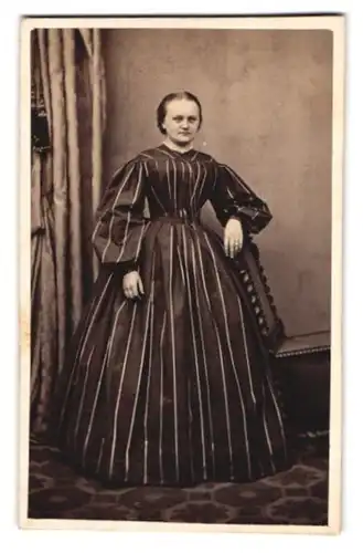 Fotografie H. Vollmer, Zwickau, Portrait sächsische Dame im schwarzen gestreiften Kleid mit Puffärmeln