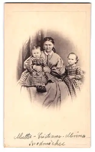 Fotografie unbekannter Fotograf und Ort, Mutter Brodmärkel mit ihren Kindern Cristian und Minna in karierten Kleidern