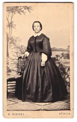 Fotografie R. Riedel, Zürich, junge Frau im dunkle karierten Kleid mit Rüschen