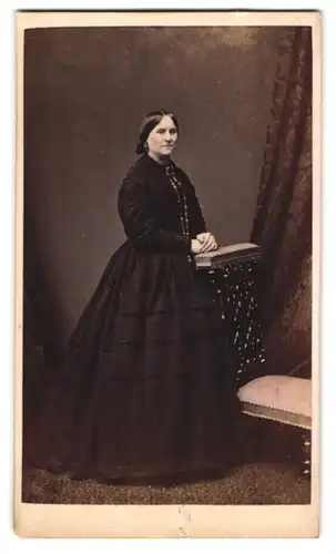 Fotografie A. Brothers, Manchester, Frau Mary Ann Brown Whittell im schwarzen Kleid im Atelier