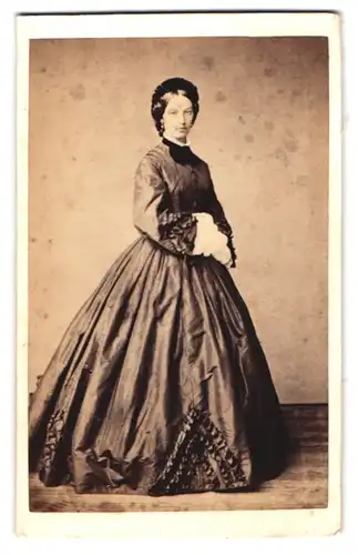 Fotografie F. Halm, Constanz, junge Dame im seidenen Kleid mit Haube