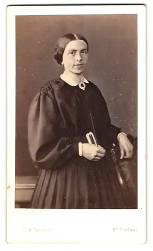 Fotografie J. B. Täschler, St. Gallen, Dame im dunklen Kleid mit Brosche