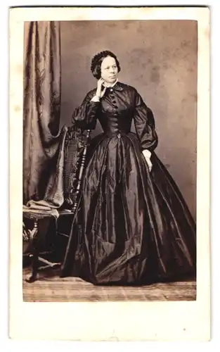Fotografie F. Halm, Constanz, Portrait Dame im seidenen taillierten Kleid mit Kopfbedeckung