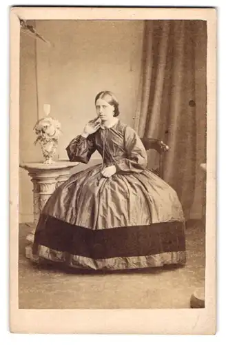 Fotografie J. Navey, Leeds, junge englische Dame im Reifrockkleid mit Halskette und Ohrringen