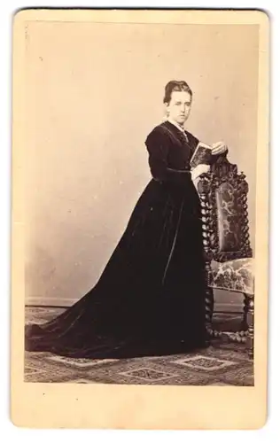 Fotografie Fr. Haarstick, Düsseldorf, Portrait junge Frau im schwarzen Samtkleid mit einem Buch in der Hand