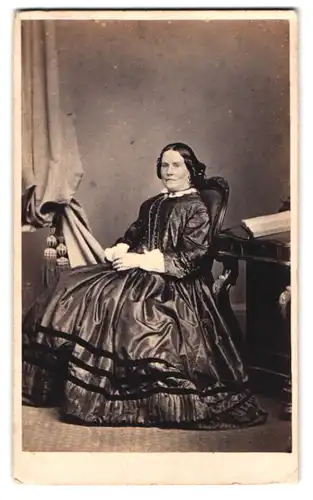 Fotografie Smith, Plymouth, Portrait ältere Dame im seidenen Biedermeierkleid mit Halskette
