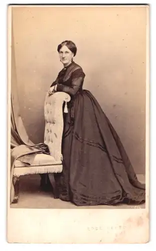 Fotografie T. Edge, Preston, Dame im schwarzen Kleid mit Ohrringen und Brosche