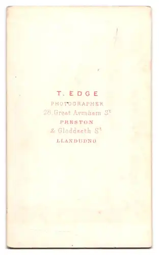 Fotografie T. Edge, Preston, Dame im schwarzen Kleid mit Ohrringen und Brosche