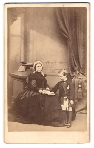 Fotografie Signor Paltoni, Glasgow, schottische Mutter im schwarzen Kleid mit ihren Sohn im Kilt mit Sporran