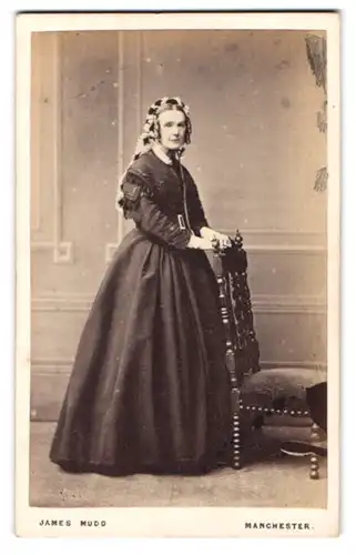 Fotografie James Mudd, Manchester, Portrait ältere Dame im dunklen Kleid mit Harrschmuck