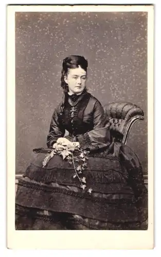 Fotografie R. & J. W. Brunskill, Bowness-on-Windermere, englische Dame im schwarzen Kleid mit Korkenzieherlocken