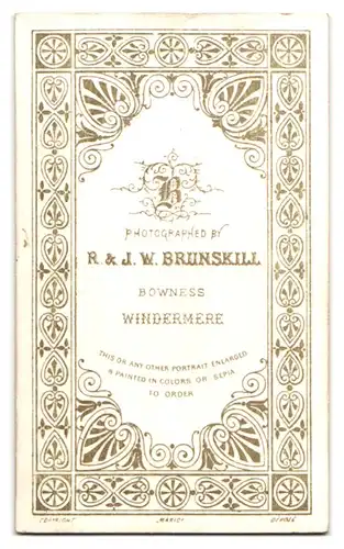 Fotografie R. & J. W. Brunskill, Bowness-on-Windermere, englische Dame im schwarzen Kleid mit Korkenzieherlocken