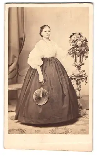 Fotografie Mayer György, Pesten, junge Frau im Reifrock mit heller Bluse und Fächer