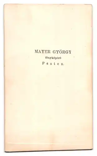 Fotografie Mayer György, Pesten, junge Frau im Reifrock mit heller Bluse und Fächer