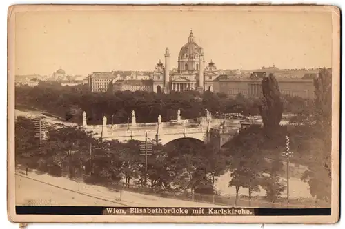 Fotografie unbekannter Fotograf, Ansicht Wien, Blick über die Elisabethbrücke zu der Karlskirche