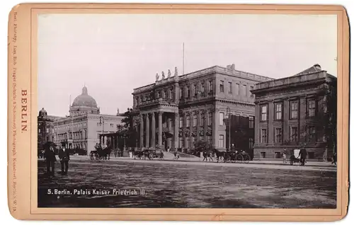 Fotografie Rob. Prager, Berlin, Ansicht Berlin, Strassenpartie am Palais Kaiser Friedrich III., Kuppel des Schlosses