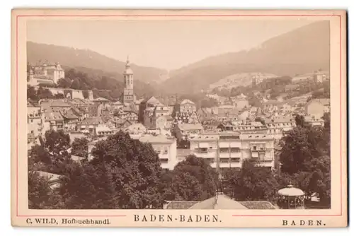 Fotografie C. Wild, Baden-Baden, Ansicht Baden-Baden, Blick auf den Ort mit Kirche