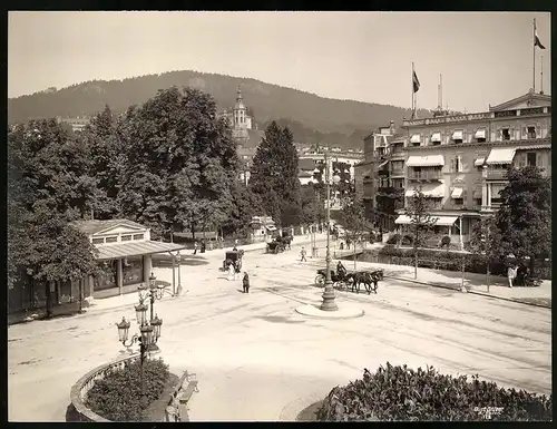 Fotografie Gustav Salzer, Baden-Baden, Ansicht Baden-Baden, Theaterplatz Ecke Sophienstrasse mit Hotel Englischer Hof