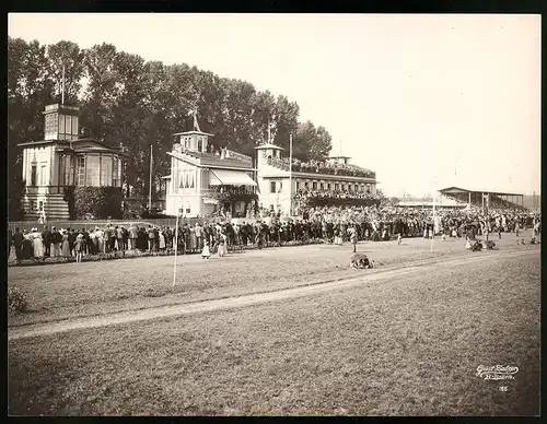 Fotografie Gustav Salzer, Baden-Baden, Ansicht Baden-Baden, Pferderennbahn mit Menschenmassen am Renntag, 27 x 20cm