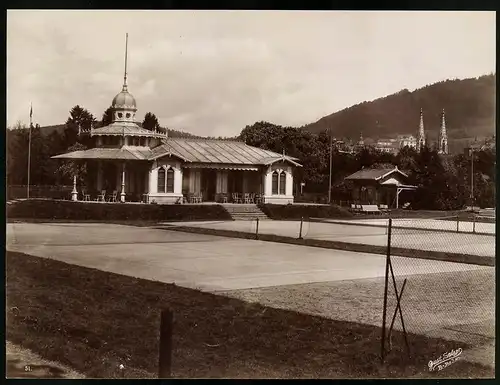 Fotografie Gustav Salzer, Baden-Baden, Ansicht Baden-Baden, Lichtentaler Allee, Tennisplatz Rot-Weiss mit Vereinsheim
