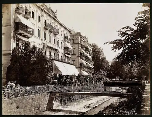 Fotografie Gustav Salzer, Baden-Baden, Ansicht Baden-Baden, Hotel De Europe, Hotelgebäude neben einem Bachlauf