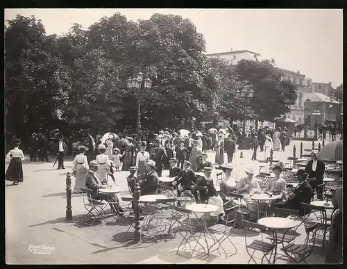 Fotografie Gustav Salzer, Baden-Baden, Ansicht Baden-Baden, Gasthaus-Terrasse mit Gästen am Kurgarten, 27 x 20cm