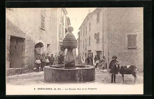 AK Gréolières, La Grande Rue et la Fontaine