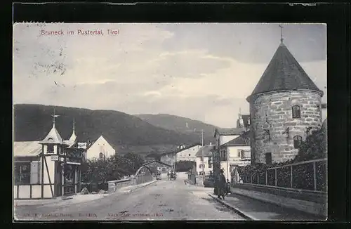 AK Bruneck im Pustertal, Strassenpartie mit Passanten