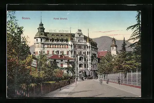 AK Bozen, Strassenpartie mit Blick zum Hotel Bristol