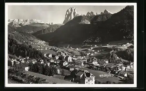 AK Ortisei-Val Gardena, Blick auf den Ort in den Dolomiten