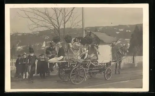 Foto-AK Lochau, Fasching mit Umzugswagen