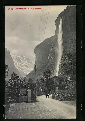 AK Lauterbrunnen, Strassenpartie mit Blick zum Staubbach