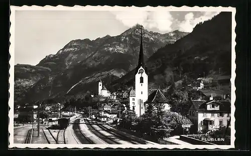 AK Flüelen, Ortsansicht von de Bahngleisen aus