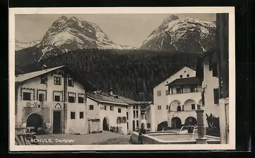 AK Schuls, Dorfplatz mit Brunnen