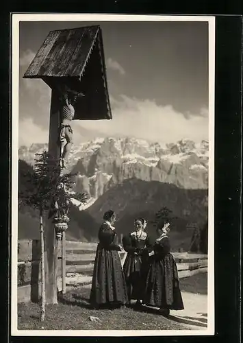 AK Selva /Val Gardena, Frauen vor den Dolomiten