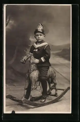 Foto-AK Knabe im Matrosenanzug auf seinem Schaukelpferd