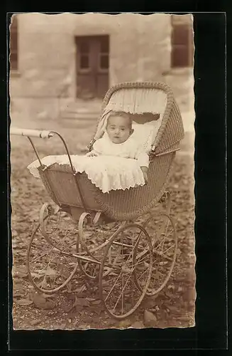 Foto-AK Niedliches Kleinkind im Kinderwagen